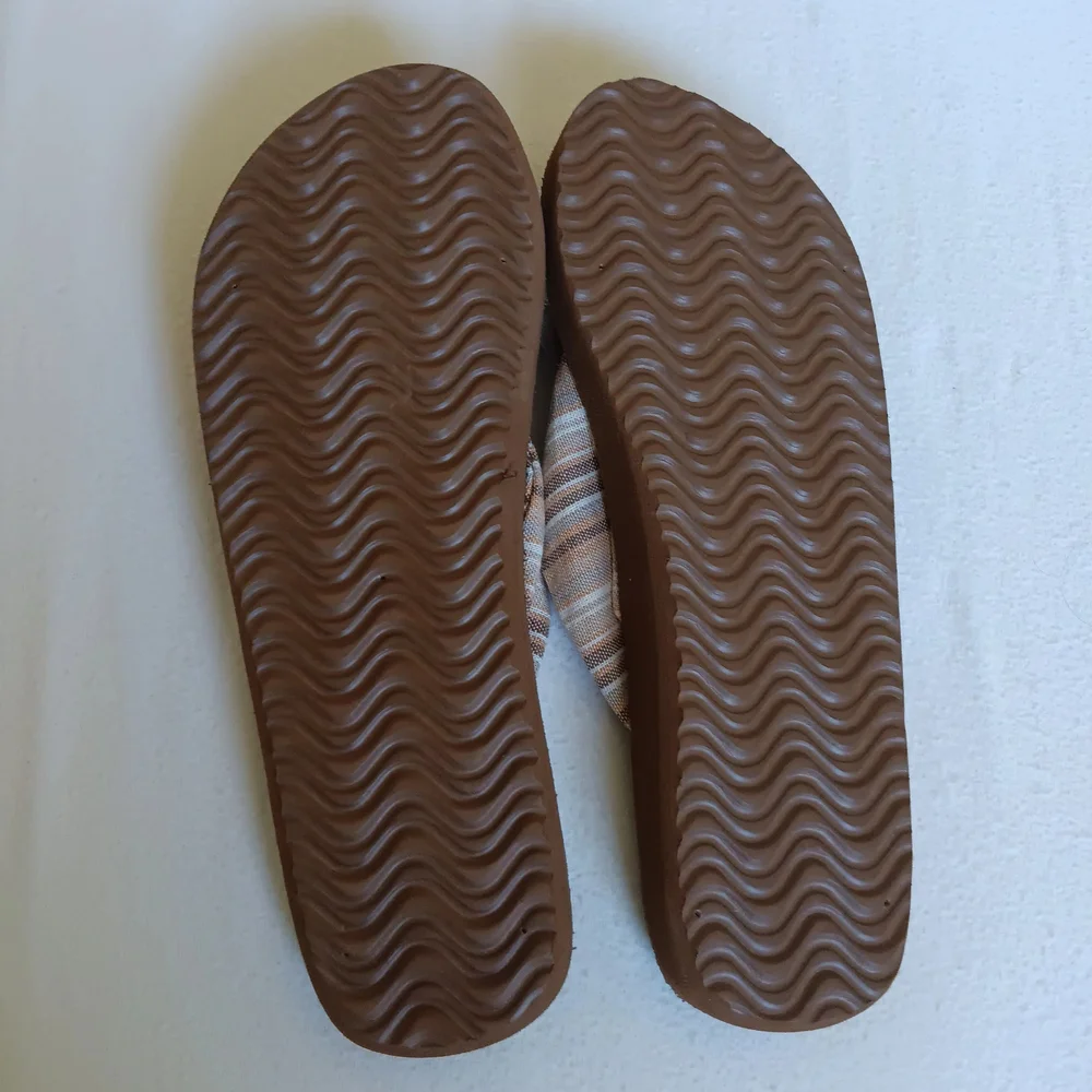 Maurices Brown & Tan Knotted Fabric Flip Flops Sandals Size 6/6.5 Neutral Beach